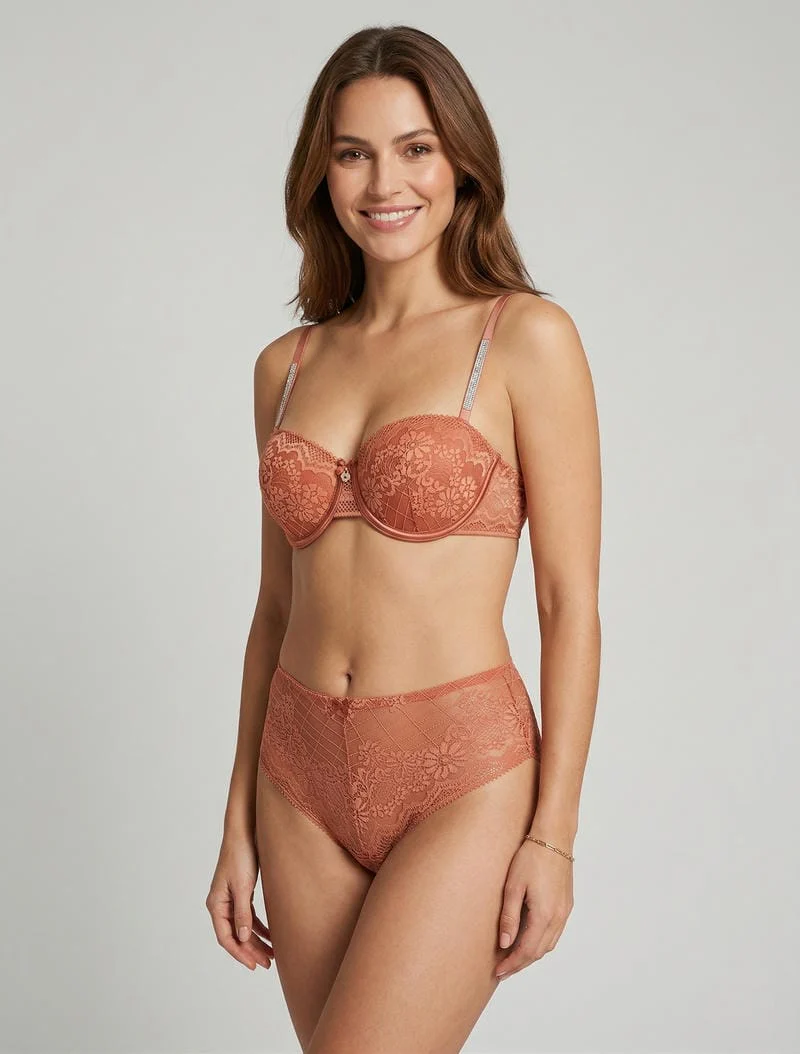 Set van bh en slip met opengewerkt ontwerp en bandjes met strassteentjes. - Terracotta