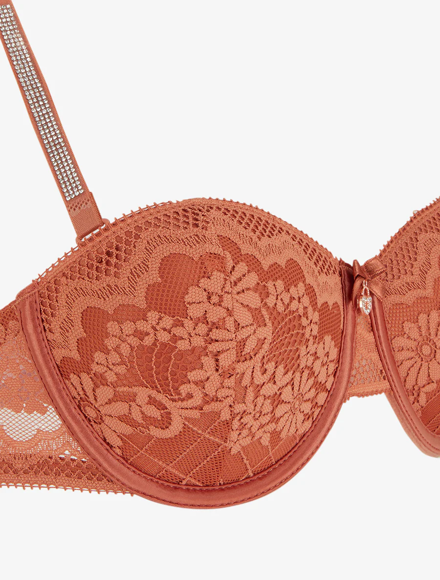 Set van bh en slip met opengewerkt ontwerp en bandjes met strassteentjes. - Terracotta - Image 4