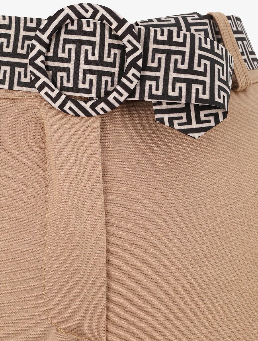 Slim fit broek met grafische geprinte riem - camel - Image 3