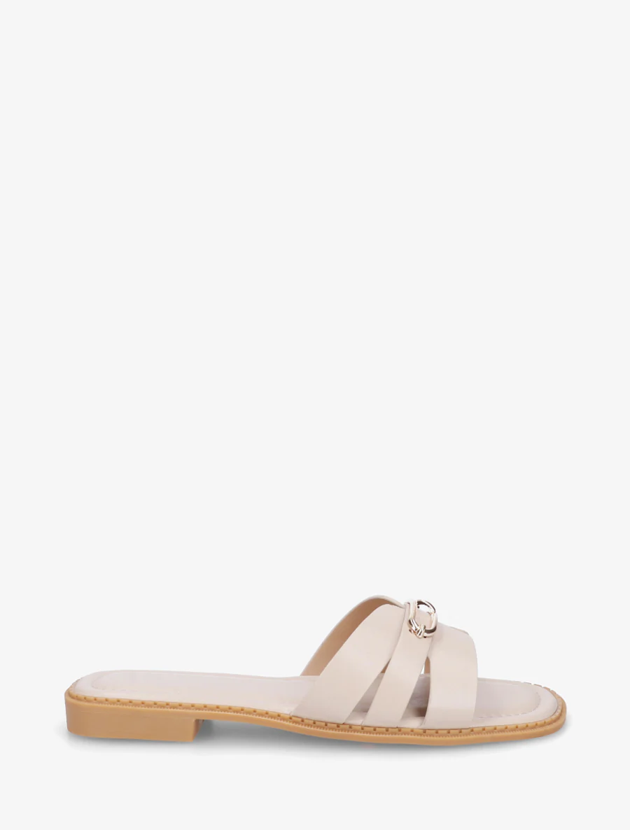 Slippers van imitatieleer met metalen inzetstuk - Beige
