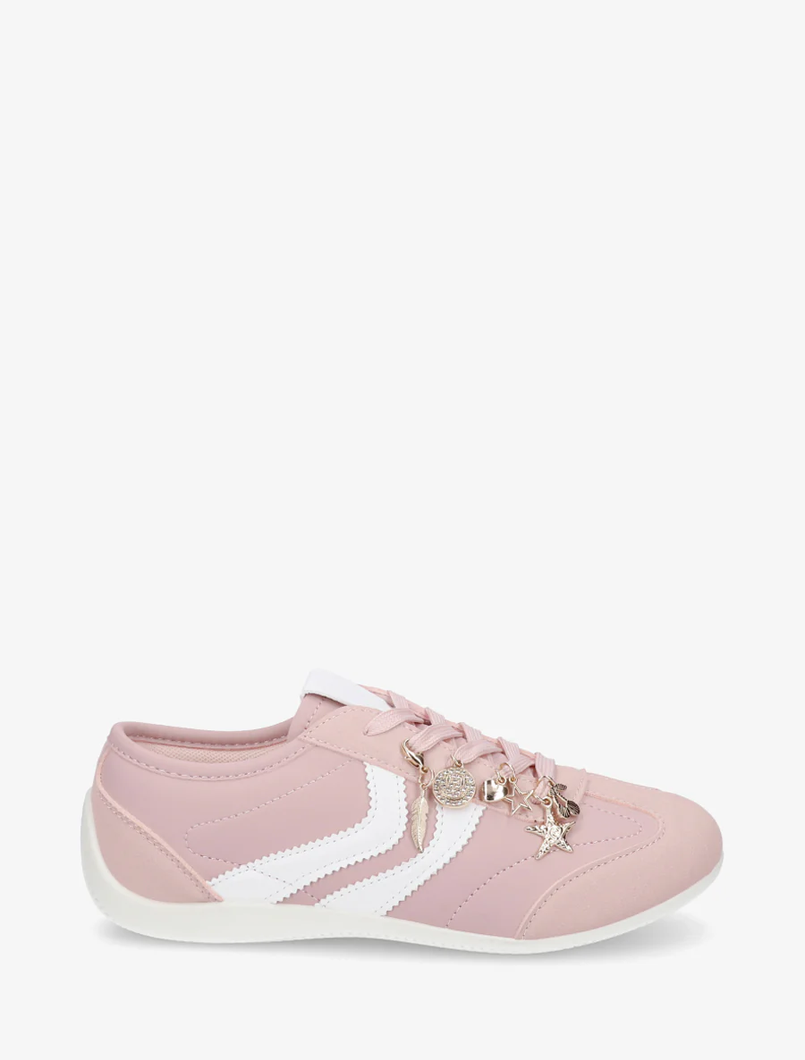 Sneakers met niet-passende sierinzetstukken. - Roos