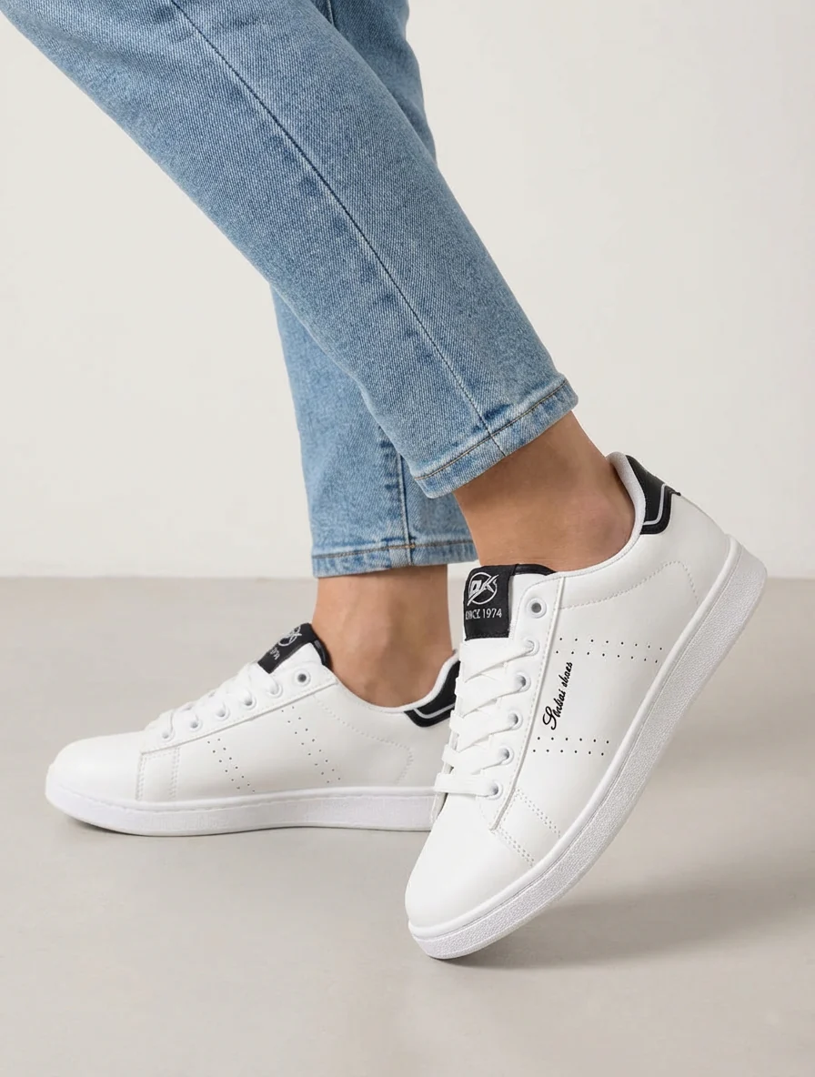 Sneakers van imitatieleer met geborduurde inscriptie - Wit/zwart - Image 5
