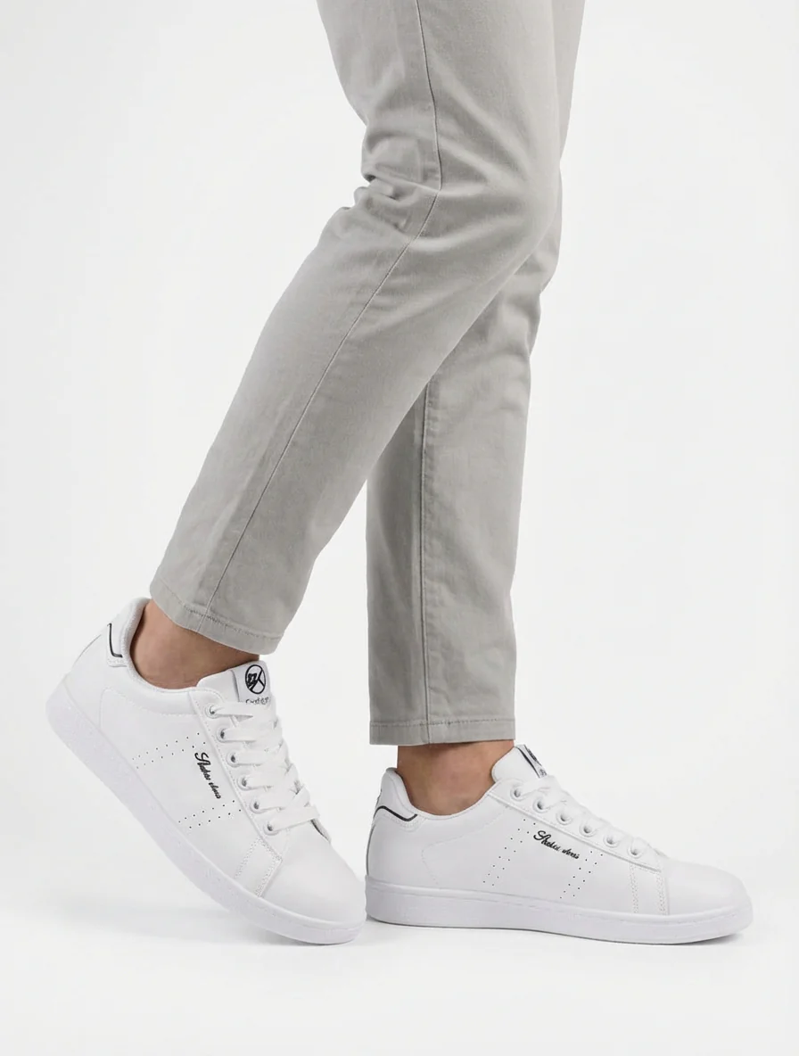 Sneakers van imitatieleer met geborduurde inscriptie - Wit - Image 5