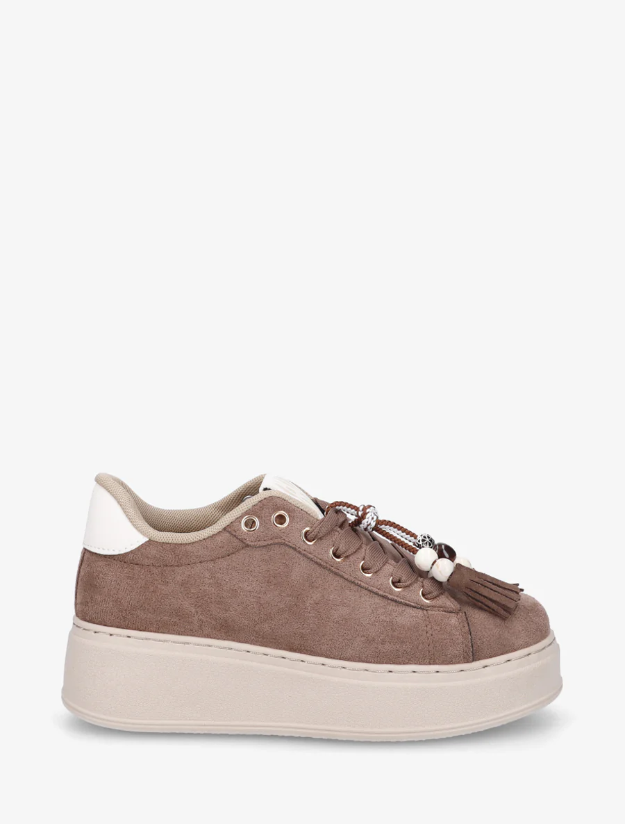 Sneakers van suèdine met parelinzetstukken. - Bruin
