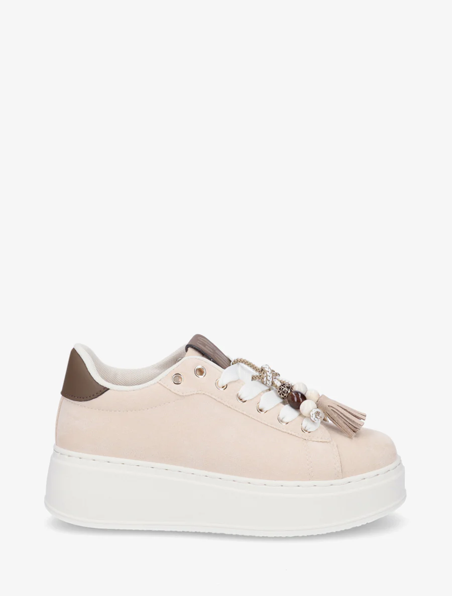 Sneakers van suèdine met parelinzetstukken. - Beige