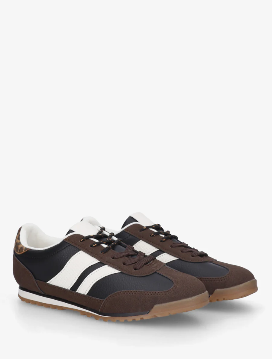 Sneakers van twee materialen met contrasterende strepen. - Zwart - Image 4