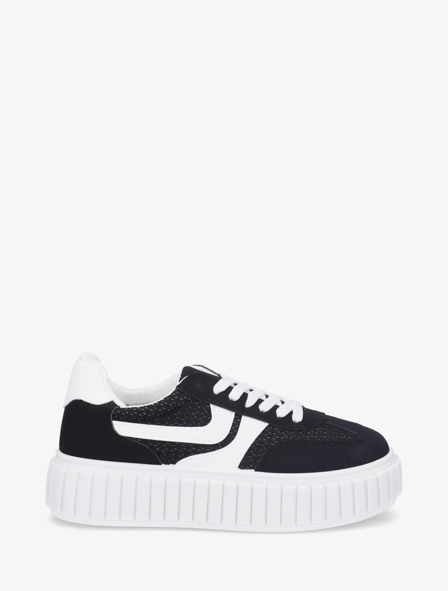 Sneakers van twee materialen met een gestreept plateauzool. - Zwart