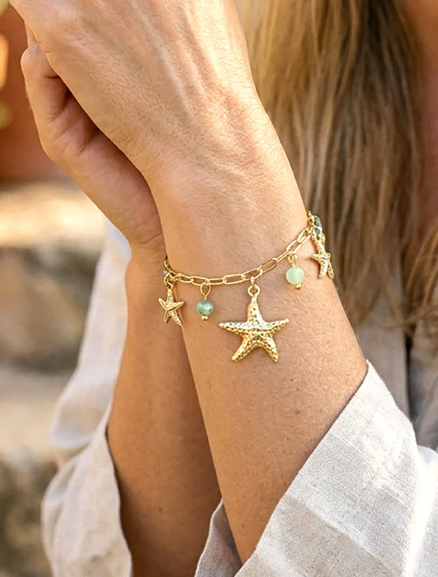 Sterrenarmband met bedeltjes en gekleurde stenen - Groen