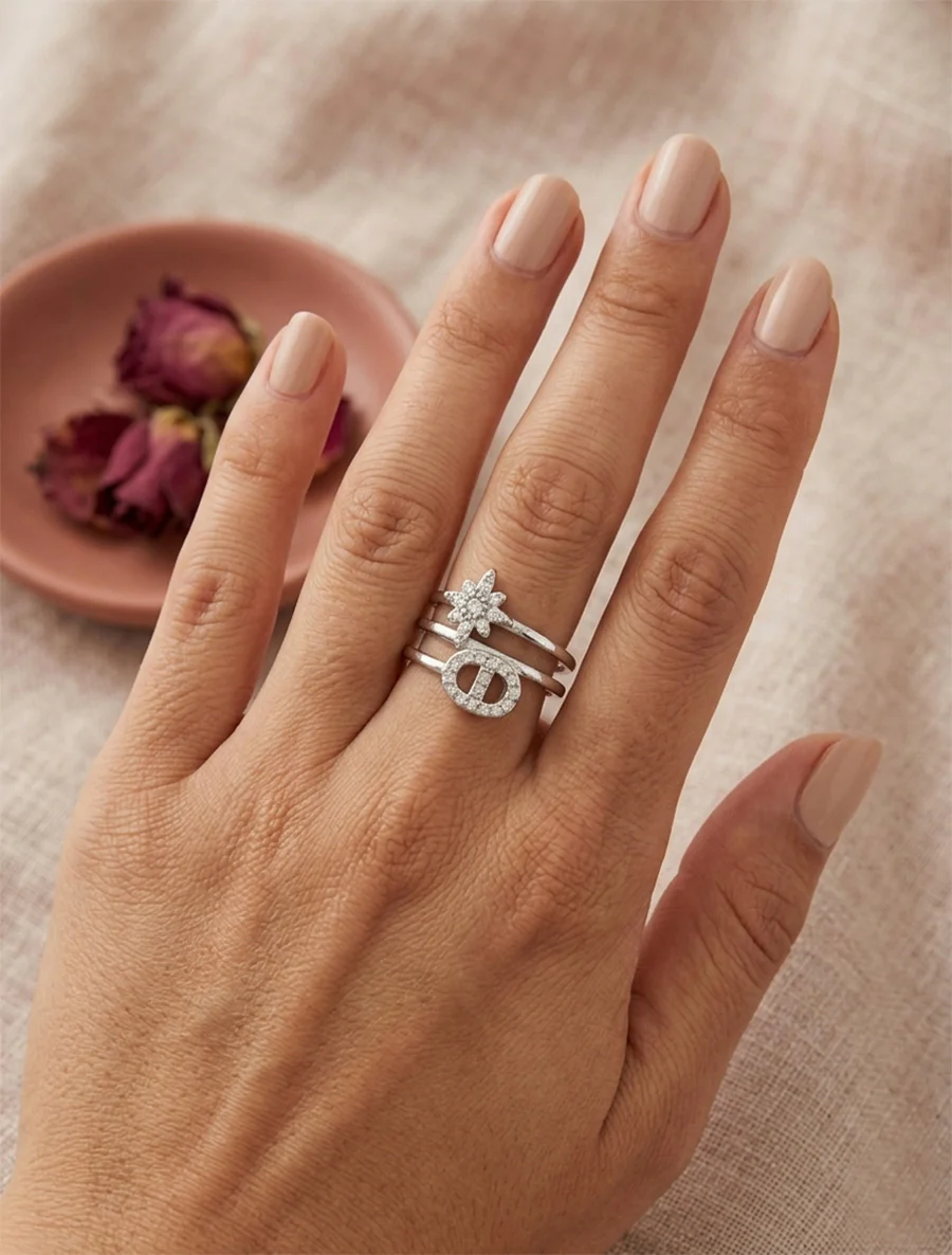 Stervormige ring en schakels met strass-steentjes - Geld
