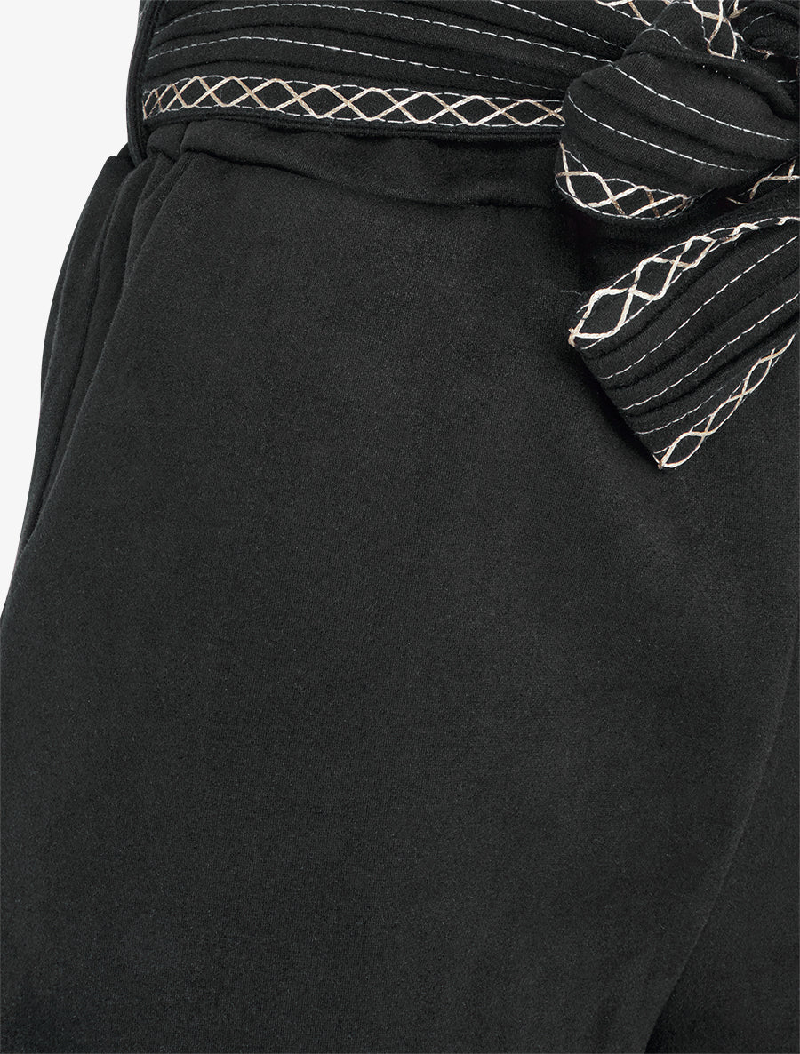 Suède short met geborduurde riem - Zwart - Image 3