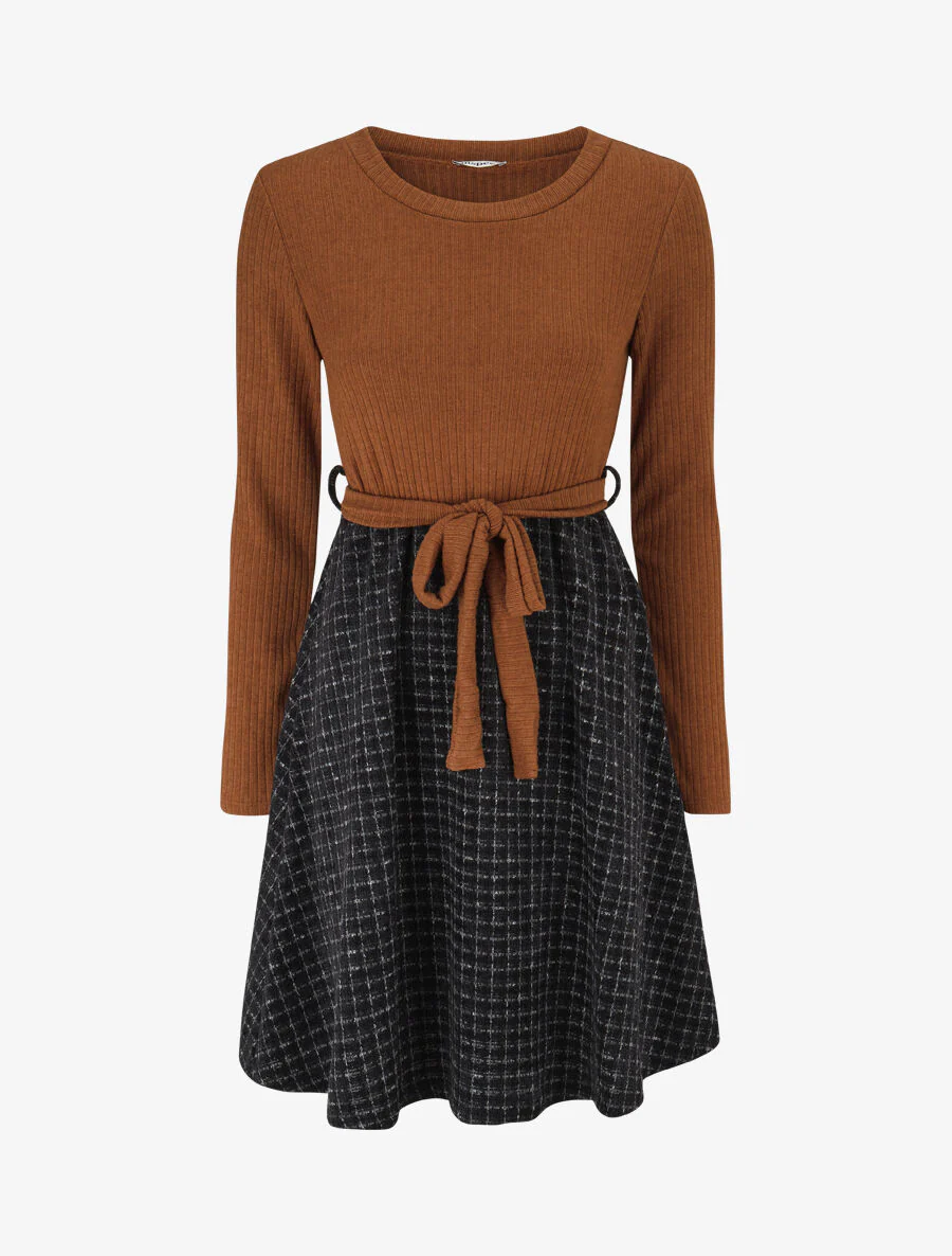 Tweekleurige jurk met rok met ruitjesprint - camel