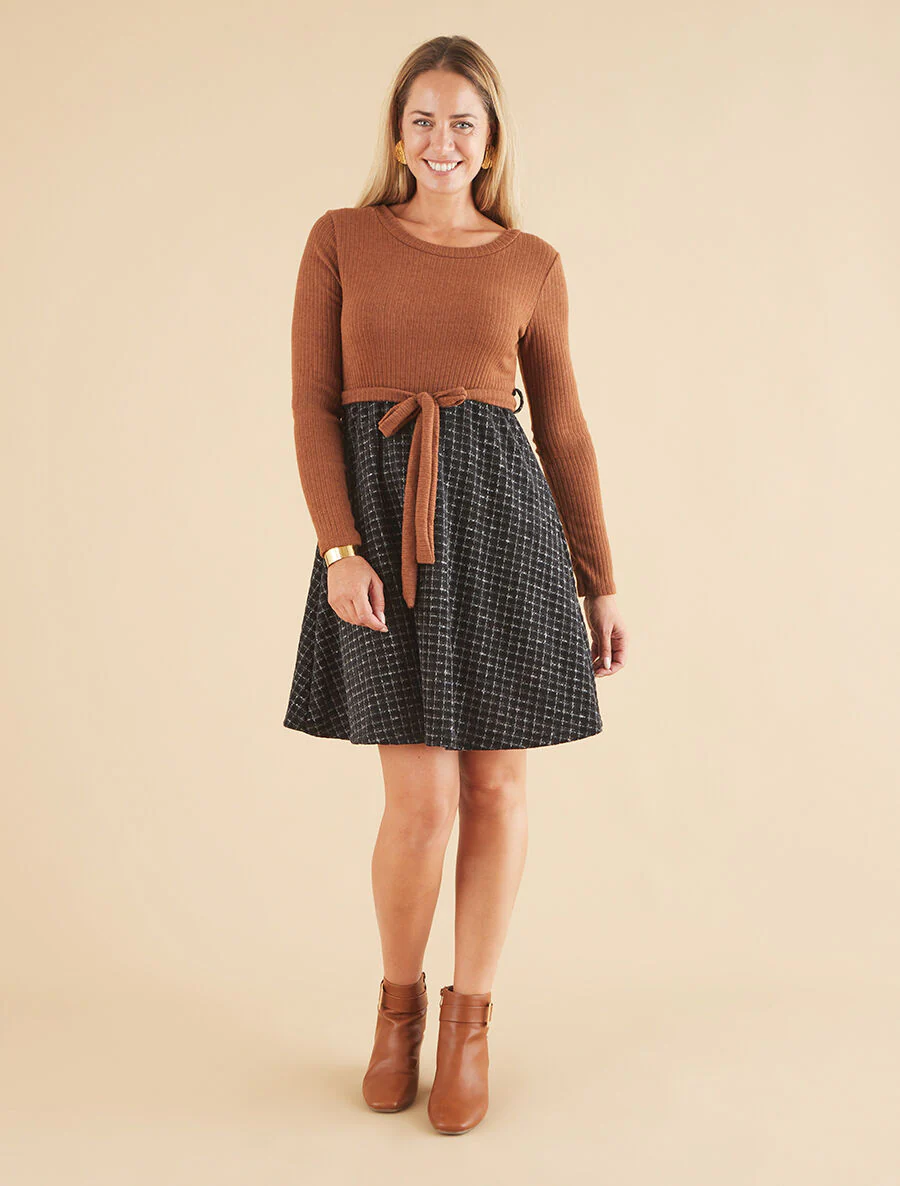 Tweekleurige jurk met rok met ruitjesprint - camel - Image 4