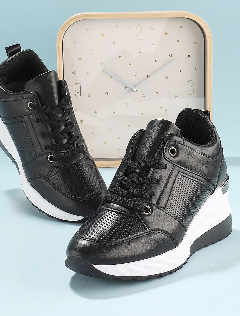 Wedge sneakers met metalen details - zwart