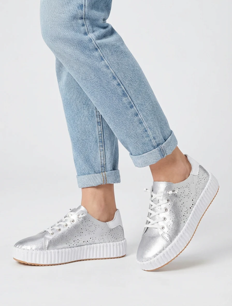 Zachte sneakers met opengewerkte patronen - Geld - Image 5