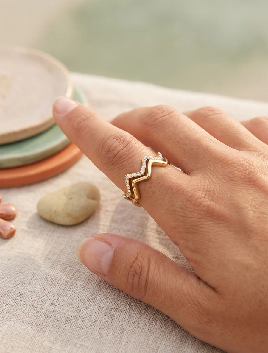 Zigzagring met strass. - Goud