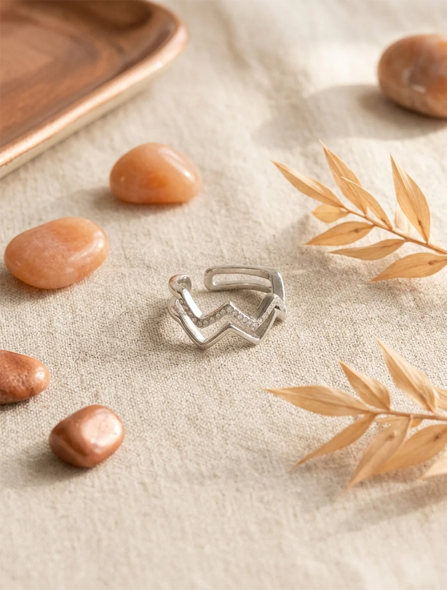 Zigzagring met strass. - Geld